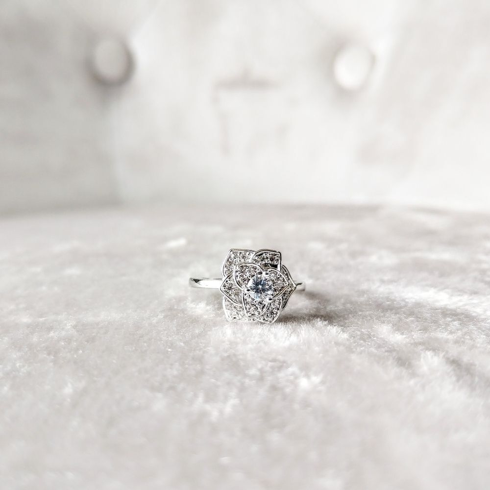 💎NEW💎 WHITE GOLD PLATED CAMILLIA RING - Picture 3 of 9
